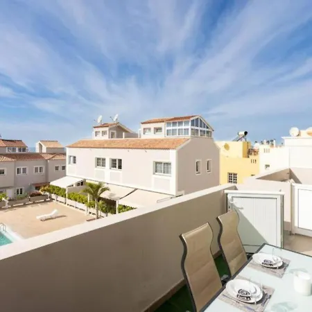 Hébergement de vacances Townhouse With Pool And Sea View In