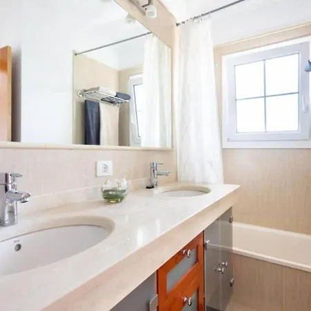 Hébergement de vacances Townhouse With Pool And Sea View In *