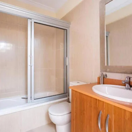 Hébergement de vacances Townhouse With Pool And Sea View In