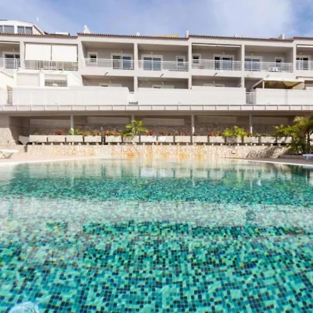 Hébergement de vacances Townhouse With Pool And Sea View In