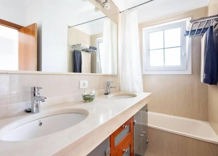 Dom wakacyjny Townhouse With Pool And Sea View In *