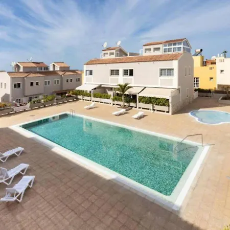 Townhouse With Pool And Sea View In