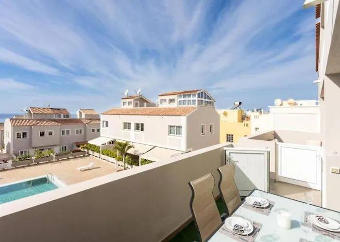 펜션 Townhouse With Pool And Sea View In