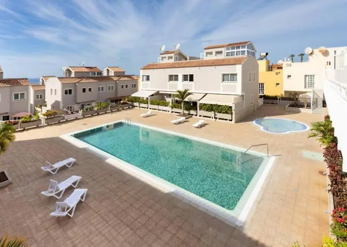 Townhouse With Pool And Sea View In